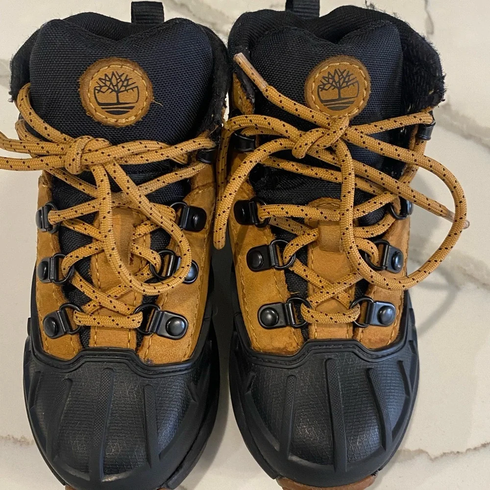 Timberland kids Outdoor Adventure Boots - Black and Tan size 8